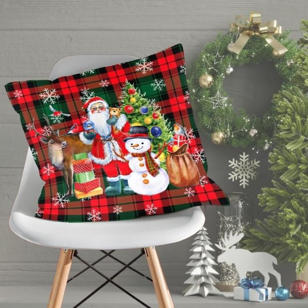 Yılbaşı Christmas Ekoseli Noel Babalı Kardan Adamlı Çift Tarafı Desenli Kırlent Kılıfı 43x43 cm